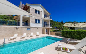 Amazing home in Icici w/ Outdoor swimming pool and 4 Bedrooms